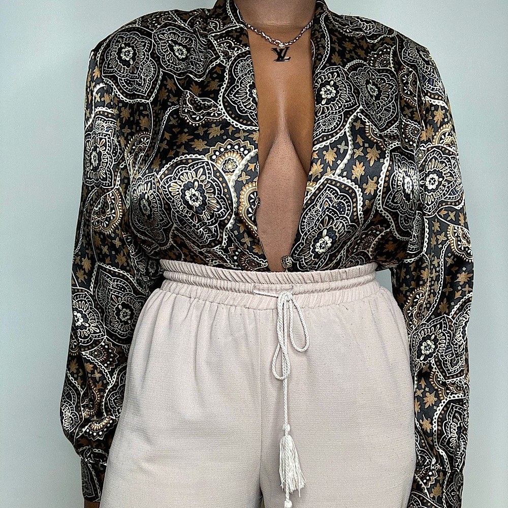 Pattern Oversized Top with shoulder pads. 😻